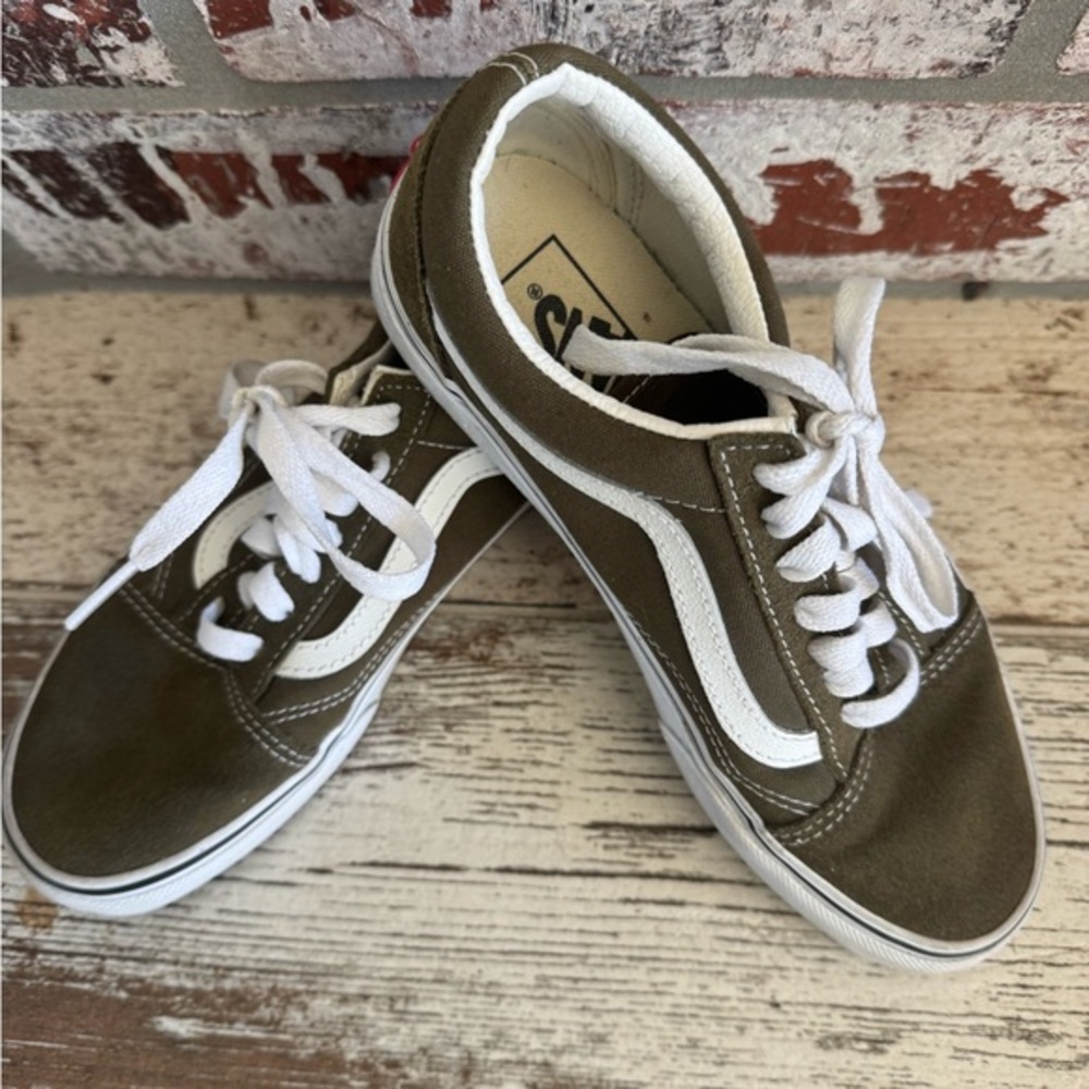 VANS- unisex but listed under women’s sizing! Like NEW🤩EUC🤩zoom in for details!!